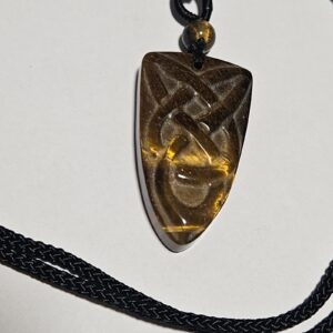 Imperial Tiger’s Eye – Keltský šíp (Prírodný brúsený minerál Tigrie oko – prívesok na šnúrke, 2x3,5 cm)