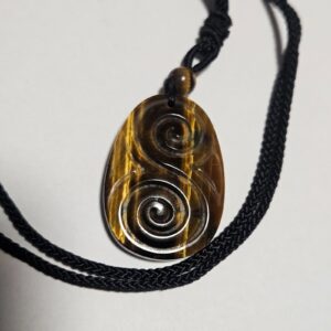 Imperial Koru Essence – Kvapka večnej obnovy (Prírodný brúsený minerál Tigrie oko – prívesok na šnúrke, 2,5x3,5 cm)