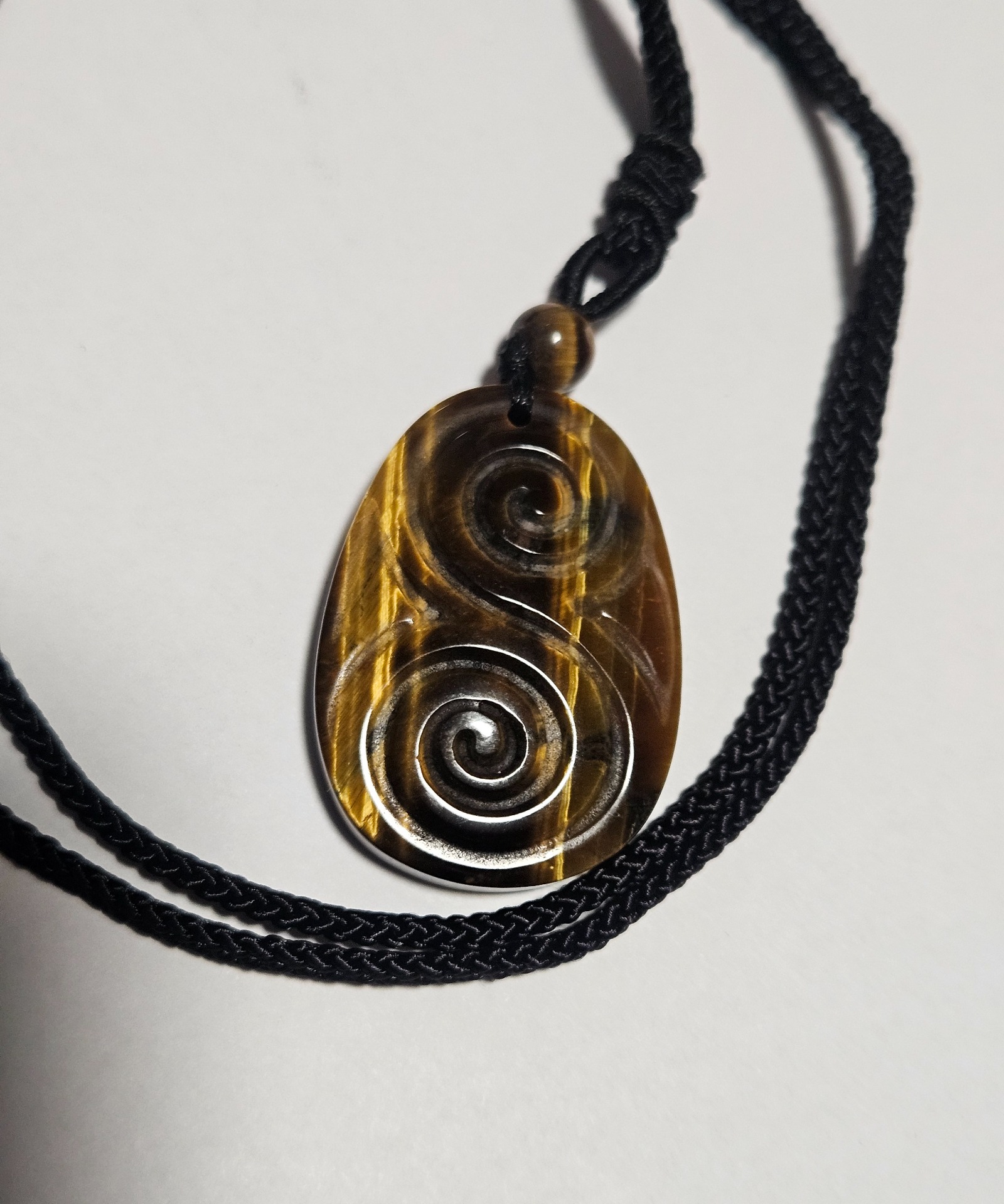 Imperial Koru Essence – Kvapka večnej obnovy (Prírodný brúsený minerál Tigrie oko – prívesok na šnúrke, 2,5x3,5 cm)