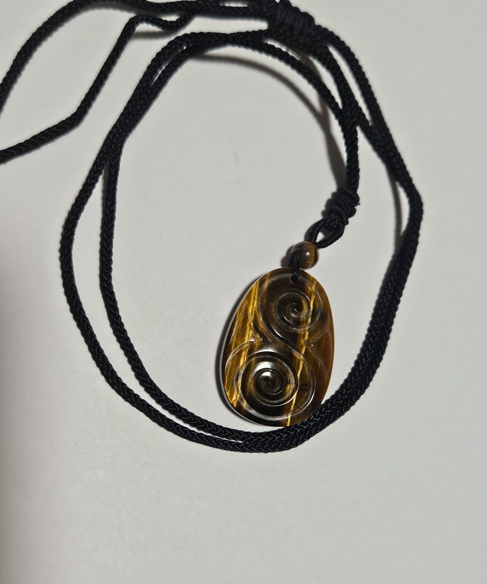 Imperial Koru Essence – Kvapka večnej obnovy (Prírodný brúsený minerál Tigrie oko – prívesok na šnúrke, 2,5x3,5 cm) - Image 2