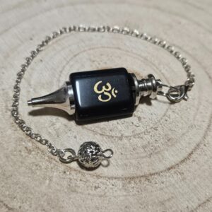 Imperial Obsidiánové Om – Kyvadlo vnútornej rovnováhy (Prírodný čierny obsidián v tvare tehličky so zlatým symbolom Om, rozmer 1,8 x 5 cm)