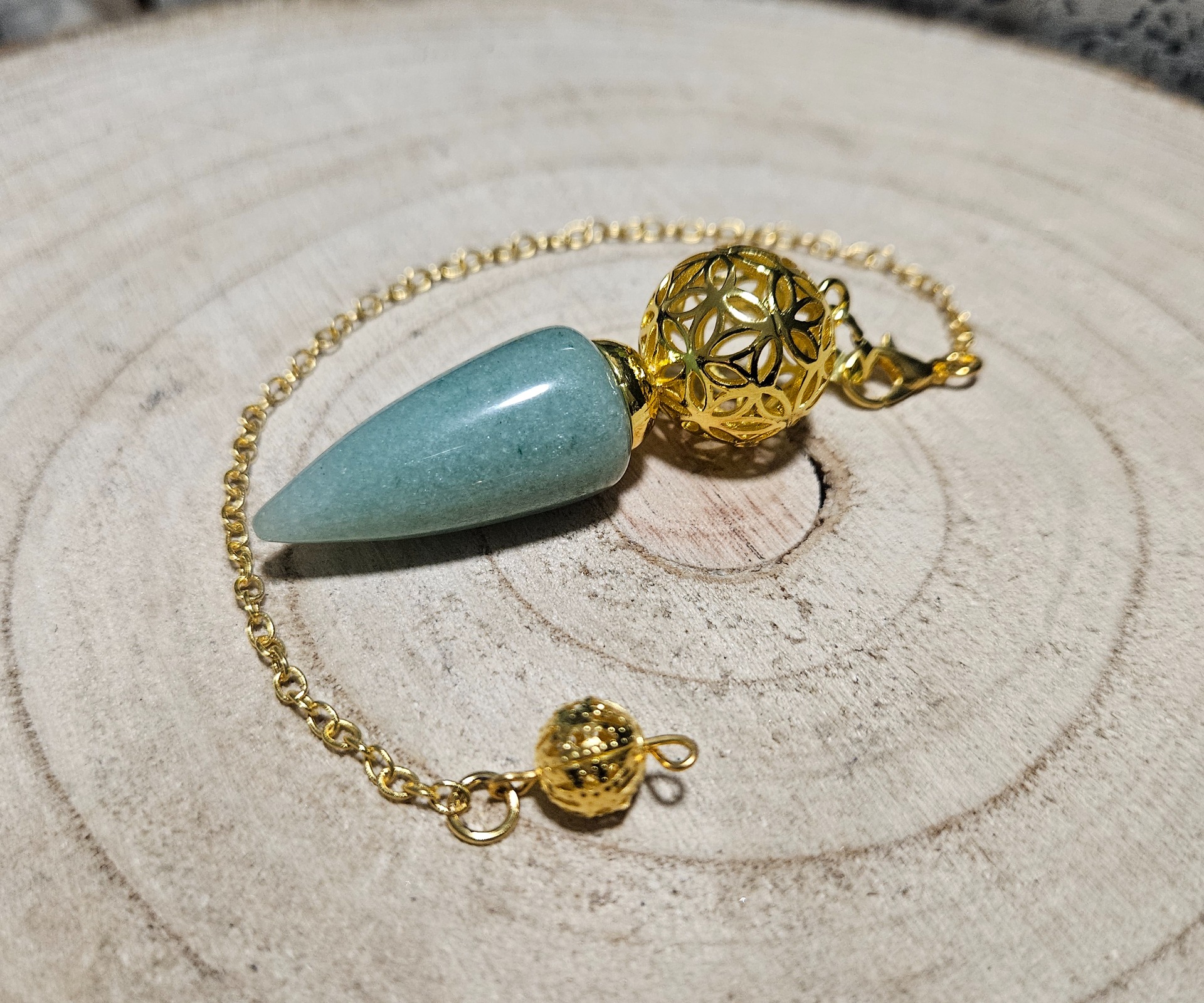 Imperial Golden Ray – Zlatý lúč (Aventurínové kužeľové kyvadlo so zlatými doplnkami, 1,5 x 6 cm)