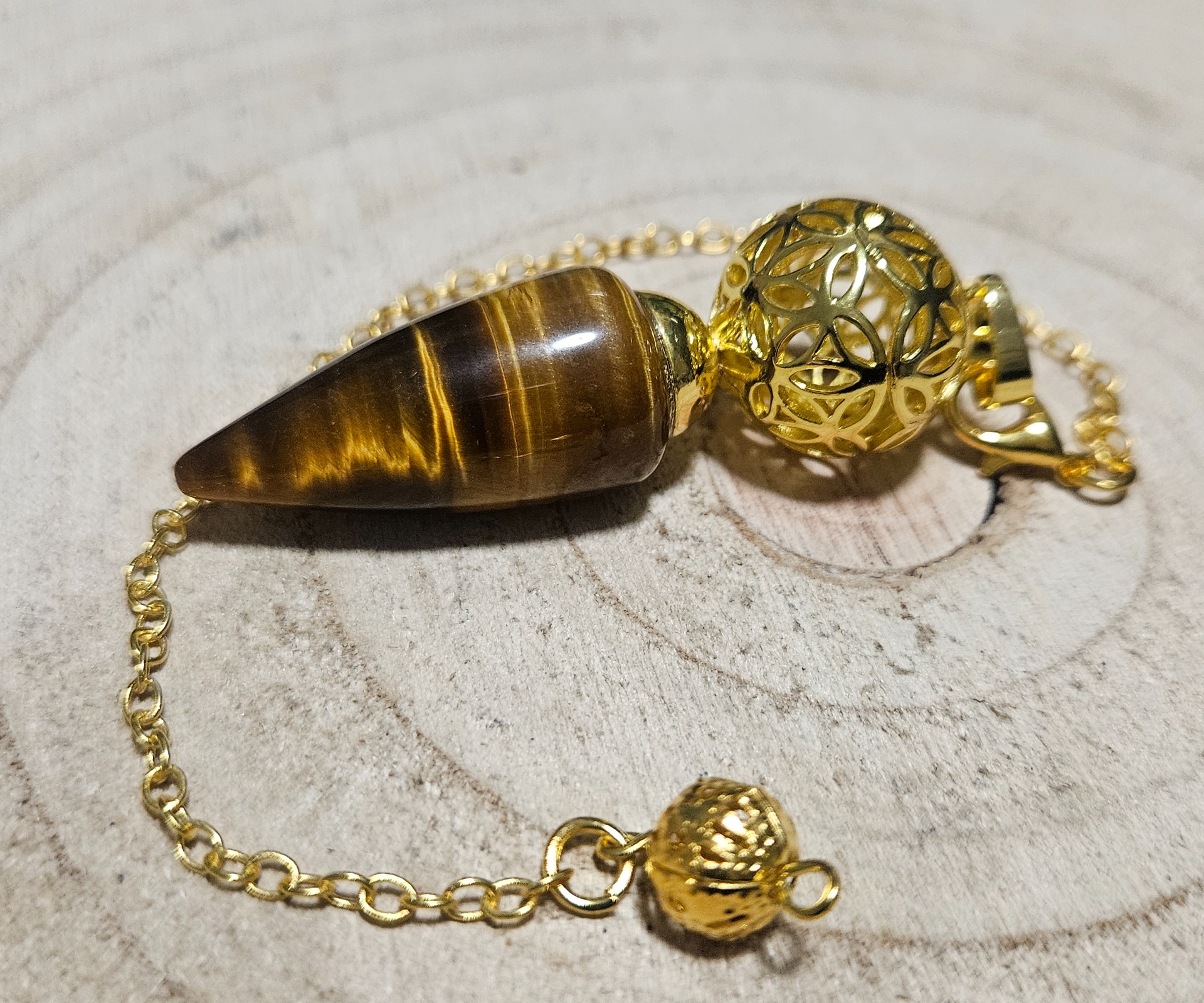 Imperial Oracle Point – Zlaté kyvadlo pravdy (Prírodný minerál Tigrie oko v tvare kužeľa so zlatým kovaním, 1,5x6 cm)