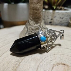 Imperial Obsidiánový Strom života – Medailón predkov (Prírodný čierny obsidiánový hrot s kovovým Stromom života a tyrkysovým detailom, rozmer 3 x 5,5 cm)