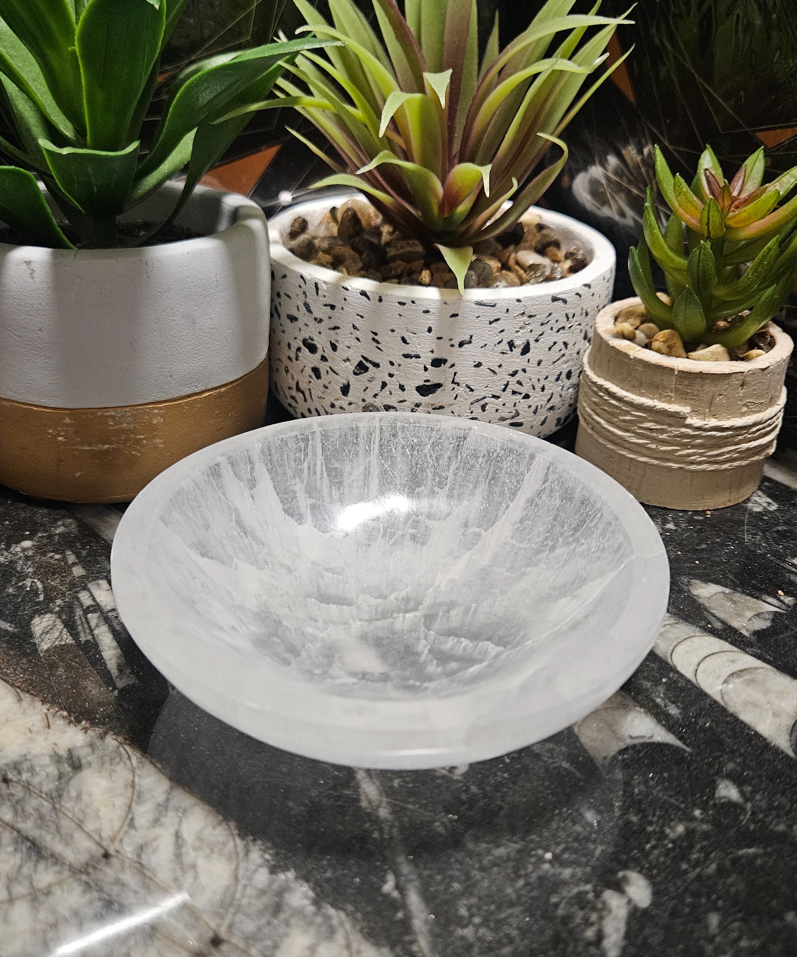 Imperial Selenite Bowl – Moonlight Basin (Selenitová miska, 10 cm)