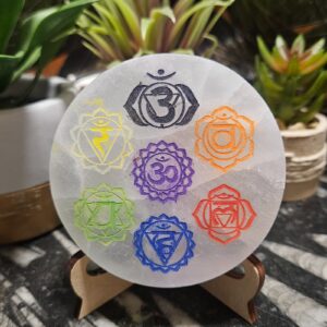 Imperial Selenite Chakra Plate – Rainbow Alignment (Selenitový kotúč s farebnými čakrami)