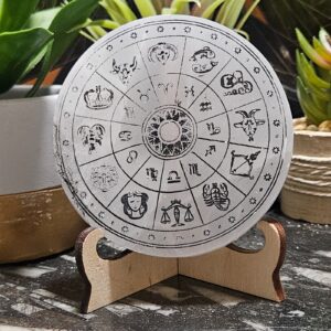 Imperial Selenite Zodiac Plate – Vedenie hviezd (Selenitový kotúč s čiernym zverokruhom)