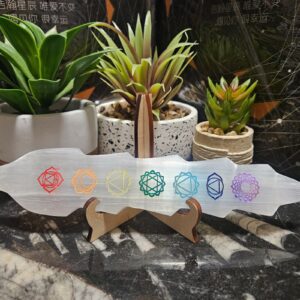 Imperial Selenite Chakra Feather – Pierko svetla (Selenitové pero s čakrovými symbolmi)