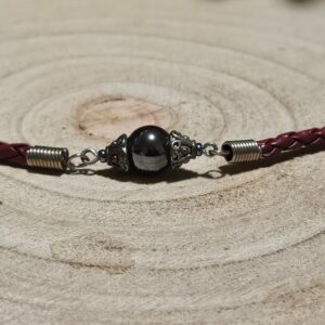 Imperial Hematit – Sila v pletenej koži (Prírodná hematitová korálka na bordovom pletenom koženom remienku – 19 cm)