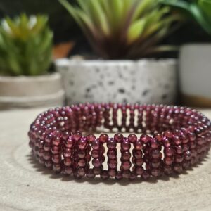 Bordové vlnenie – Viacradový náramok z drobných korálok Gránát (2,5-3 mm)