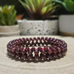 Plameň vernosti – Viacradový náramok z granátových guličiek (3,5-4 mm)