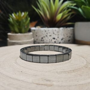 Oceľový Štít Sily – Hematitový Náramok - Štvorcové Korálky (8,5 mm)