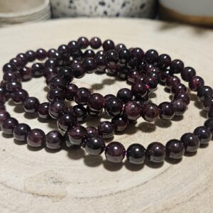 Šperk hlbokej vášne – Náramok z granátových korálok (7 mm)