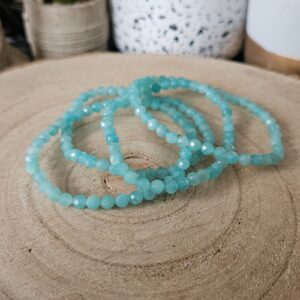 ​AMAZONITOVÝ FAZETOVANÝ NÁRAMOK – ŠPERK ISKRIVEJ HARMÓNIE A POKOJA