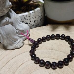 Posol pokoja – Gránátový náramok „Budha“ s guru korálkou (8-10 mm)