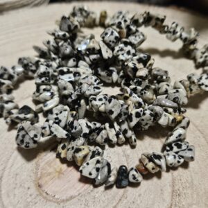 ​NÁRAMOK Z DALMATÍNSKEHO JASPISU (ÚLOMKY) – KAMEŇ HRAVOSTI A RADOSŤI