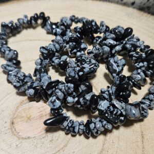 Imperial Vločkový Obsidián – Náramok zimného ticha (Prírodné korálky z vločkového obsidiánu vo forme úlomkov na pružnej gumičke, dĺžka 16-18 cm)