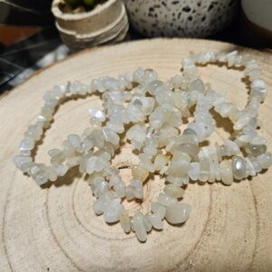 Črepy mesačného svitu – Náramok zlomkový Biely mesačný kameň (16-18 cm)