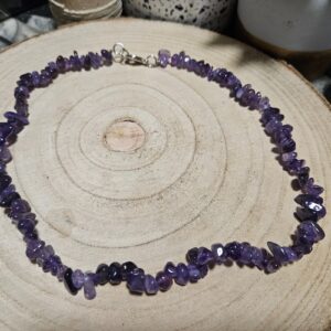 NÁHRDELNÍK SEKANÝ AMETYST