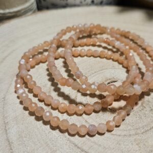 Broskyňový vánok – Fazetovaný náramok Oranžový mesačný kameň (4 mm)