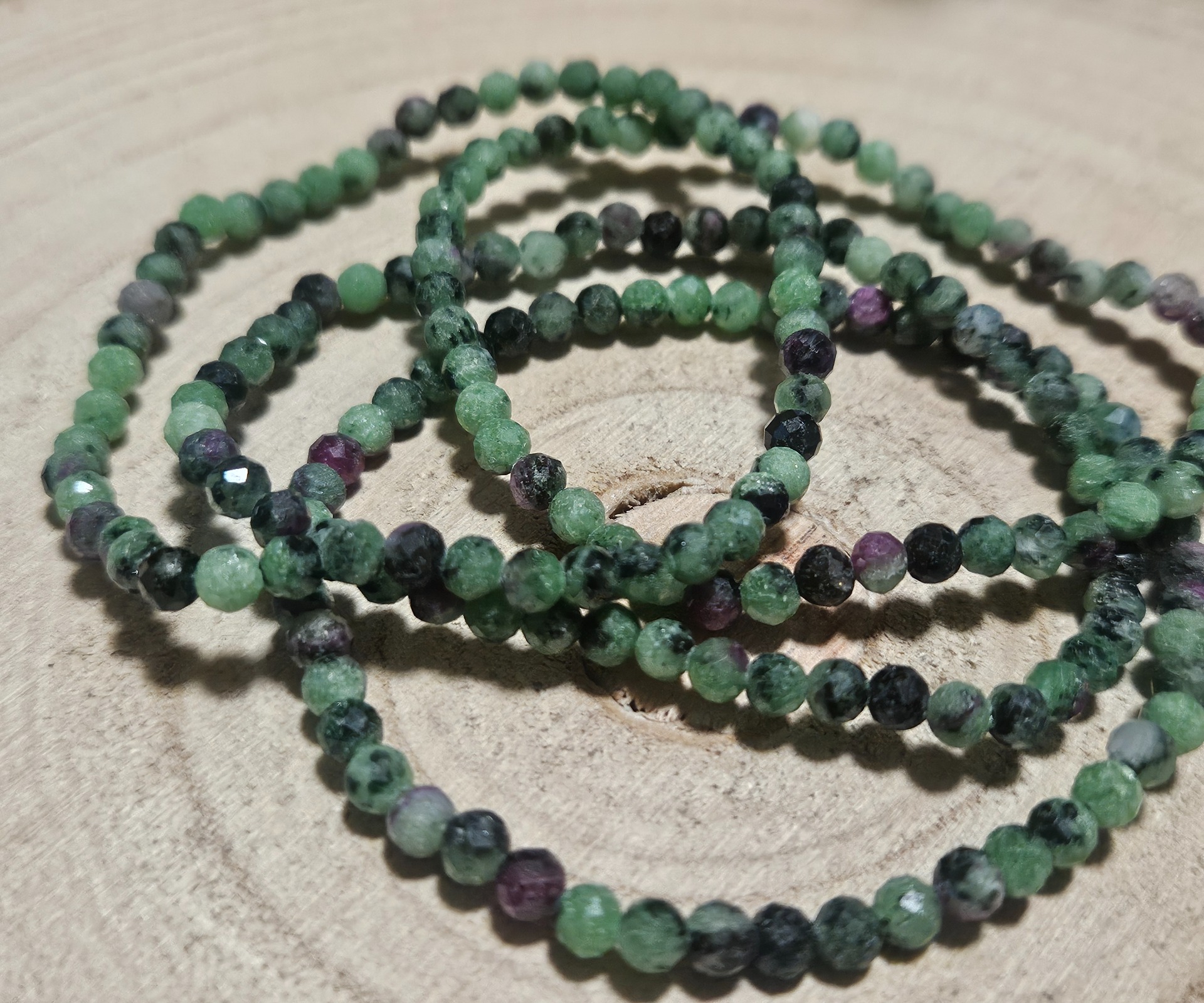 Imperial Ruby Spark – Rubínový záblesk (Fasétovaný náramok z rubínu v zoizite, 16-18 cm)