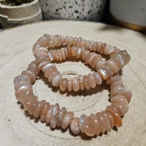 Hladkajúce Slnko: Náramok z Obrúsených Štiepok Slnečného Kameňa