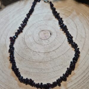 Granátový náhrdelník zo zlomkov – „Sila tradície” (48 cm)