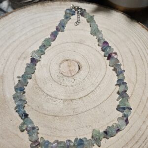 Tok Farebných Myšlienok – Fluoritový Sekaný Náhrdelník (44–49 cm)