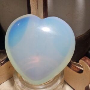 Opalitový kameň v tvare srdca