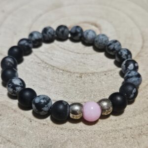 Imperial Obsidian Heart – Srdce z obsidiánu (Handmade náramok z vločkového obsidiánu s jedným korálikom ružového jadeitu, 8 mm, 17-18 cm)