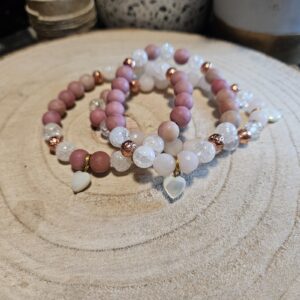 Imperial Rose Compass – Kompas srdca (Ručne vyrobený thulitový náramok s ruženínom, krištáľom a perleťovým srdcom)