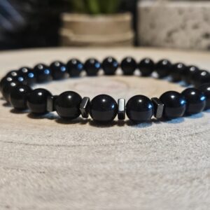 Nočný Štít – Náramok sily a rovnováhy (Prírodný obsidián a hematitové ploché štvorce na pružnej gumičke, priemer 8 mm, dĺžka 19-20 cm)