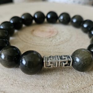 Strieborný Obsidián – Dôstojnosť bojovníka (Ručne vyrobený náramok z 11 mm strieborného obsidiánu s kovovým komponentom, dĺžka 19-20 cm)