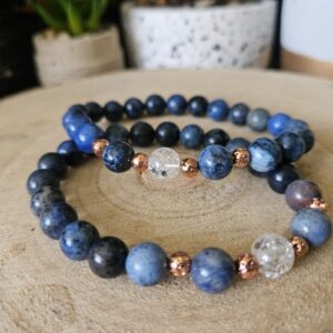 Imperial Dumortierite Royal – Ticho mysle (Náramok z dumortieritu s praskaným krištáľom a pozlátenou lávou)