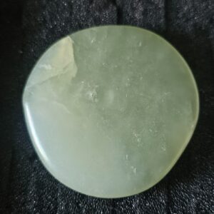 Imperial Pure Serenity – Čistý pokoj ​(Jadeitový hmatka / Worry stone – 4-3 cm)