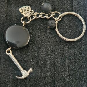 Imperial Obsidian Key – Kľúč strážcu (Ručne vyrobená kľúčenka z obsidiánu s kladivom)