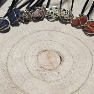 Imperial Heart Casket – Schránka srdca (Aventurín voľný tvar v kovovej klietke, na koženej šnúrke)