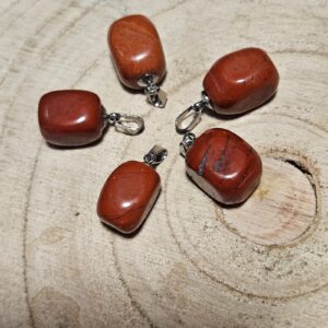 ​PRÍVESOK Z ČERVENÉHO JASPISU "K" – TALIZMAN ODVÁHY A STABILITY