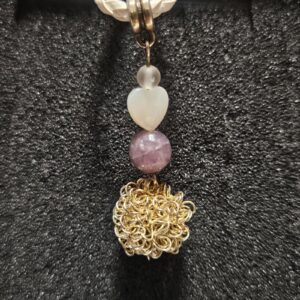 Talizman Duševného Mieru: Ručne Vyrobený Lepidolitovo-Perleťový Prívesok