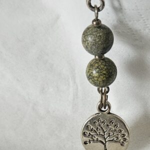 Imperial Serpentine Tree – Handmade náhrdelník s medailónom (Prírodný Serpentín a symbol Strom života – ručne vyrobený medailón na šnúrke s koženým vzhľadom, cca 5,5 cm)