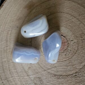 Kvapka Éterického Pokoja – Prívesok Modrý Chalcedón na Koženej Šnúrke