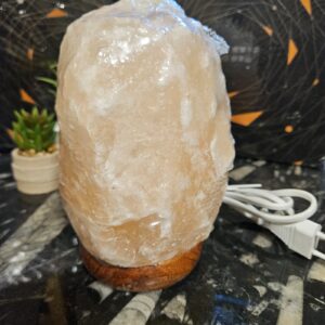 Imperial Himalájska soľná lampa na drevenom podstavci