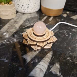 Imperial Lotus LED Base - vyrezávaný drevený podstavec v tvare lotosu pod minerály