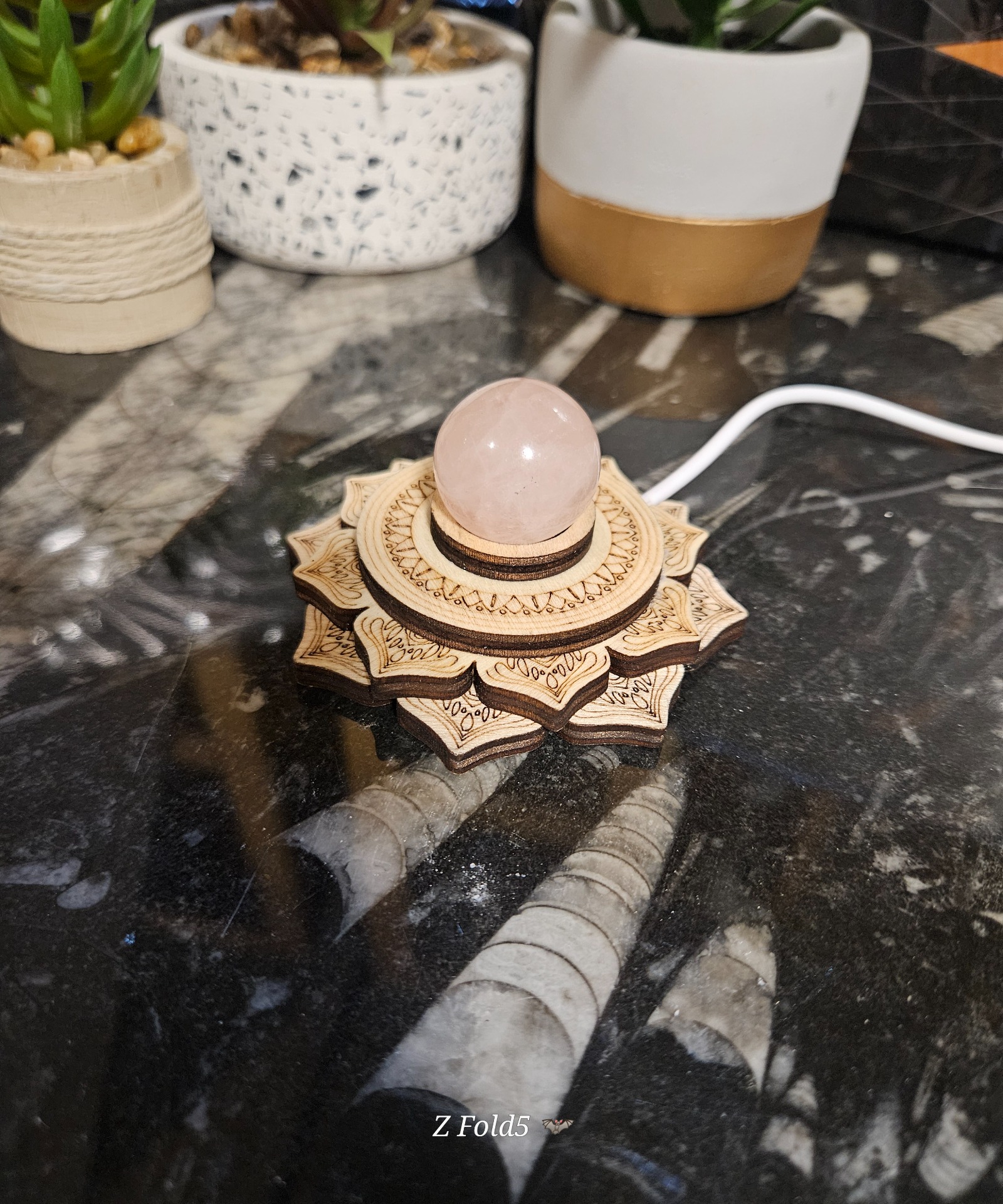 Imperial Lotus LED Base - vyrezávaný drevený podstavec v tvare lotosu pod minerály