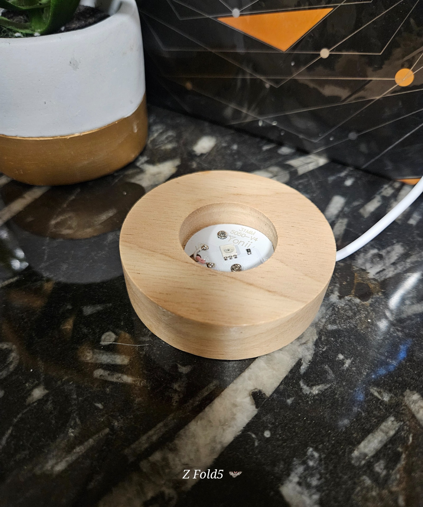 Imperial LED Wooden Base - drevený svietiaci podstavec pod minerály