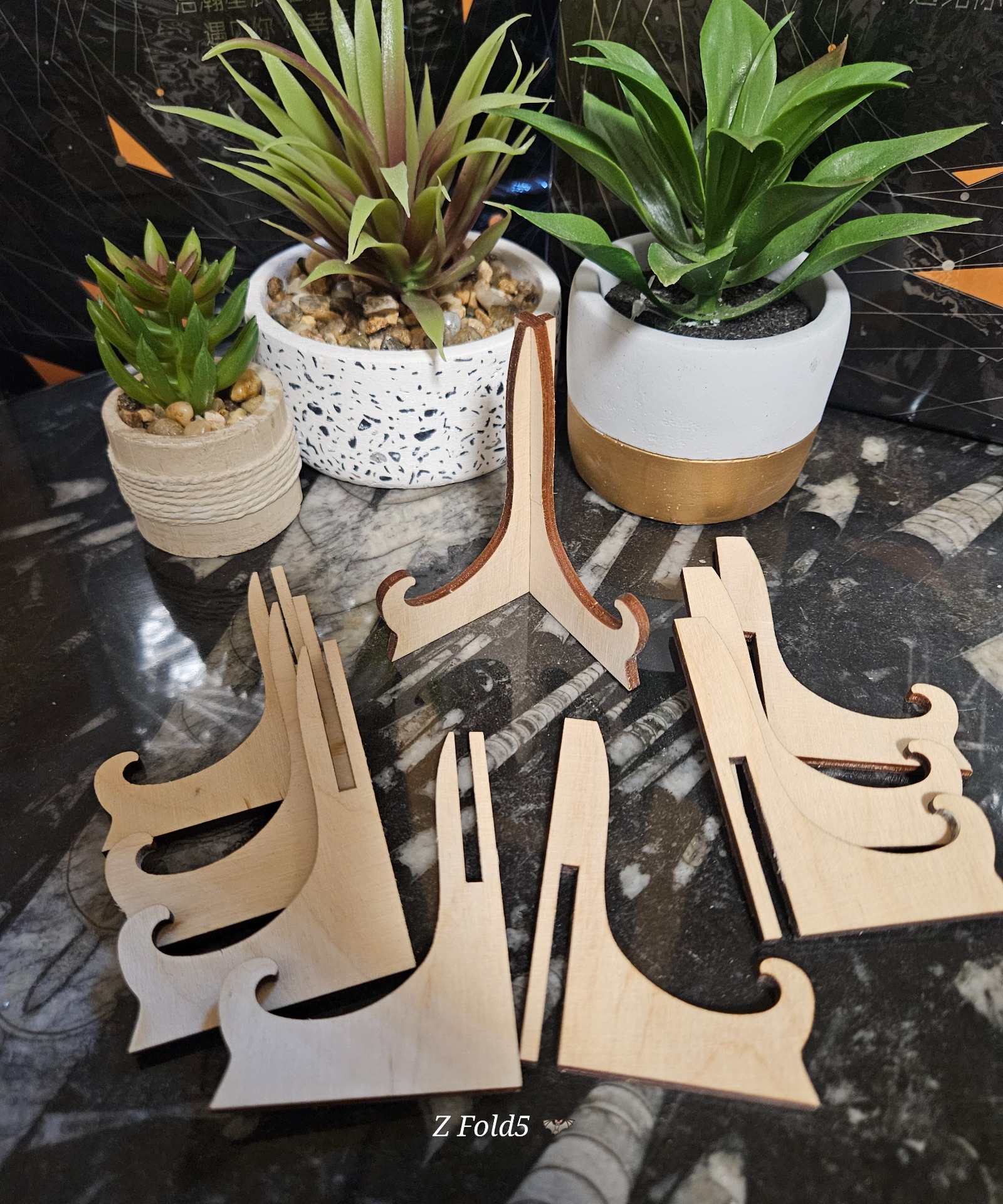Imperial Wooden Stand - drevený držiak na geódy a minerály
