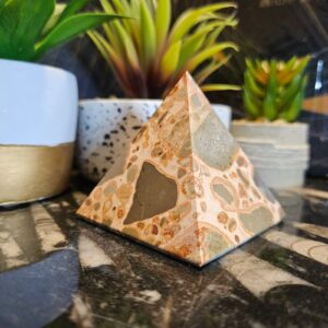 Imperial Leopardite Shamanic Pyramid pyramída z leopardieho jaspisu prírodný jaspis uzemnenie fokus rituál witchcraft