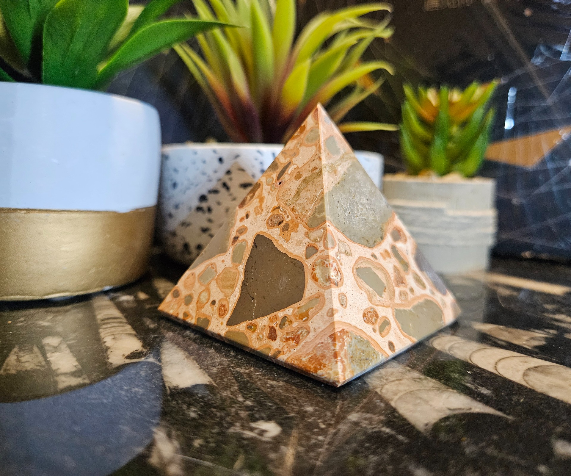 Imperial Leopardite Shamanic Pyramid pyramída z leopardieho jaspisu prírodný jaspis uzemnenie fokus rituál witchcraft