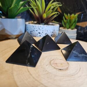 Šungit mini pyramída – „Osobný energetický žiarič” (3,5 cm)