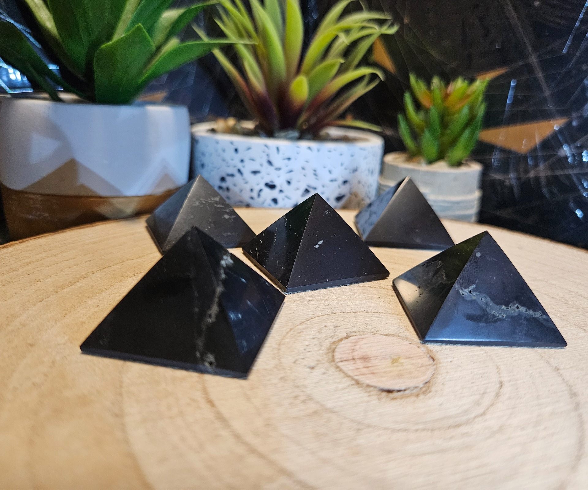 Šungit mini pyramída – „Osobný energetický žiarič” (3,5 cm)
